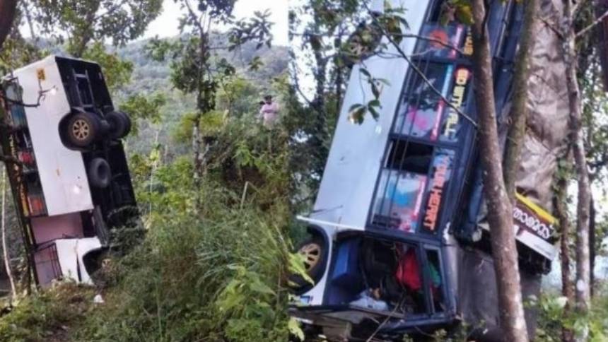 കണ്ണൂരിൽ നാടകസംഘം സഞ്ചരിച്ച ബസ് മറിഞ്ഞ് അപകടം; രണ്ട് പേർ മരിച്ചു