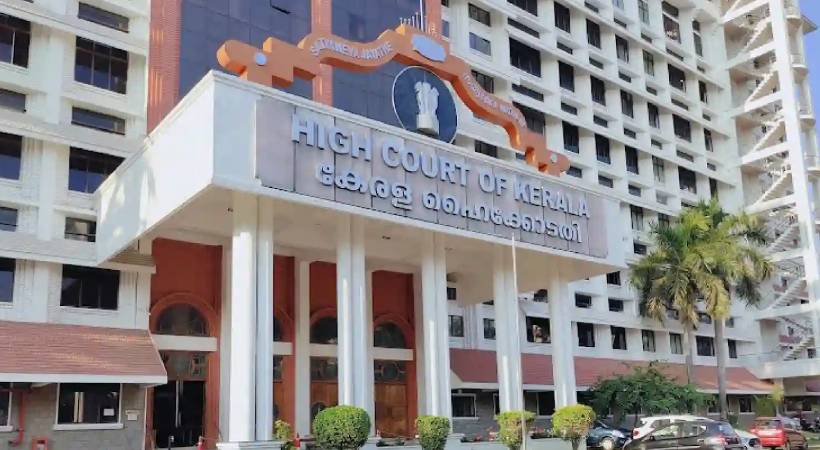 വാളയാർ കേസ്; മാതാപിതാക്കളുടെ അറസ്റ്റ് തടഞ്ഞ് ഹൈക്കോടതി