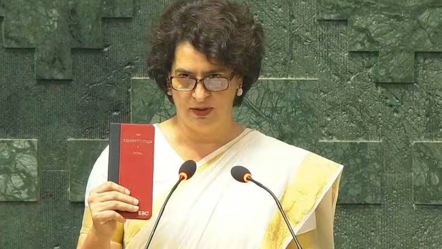 കസവ് സാരിയിൽ പ്രിയങ്ക ​ഗാന്ധി; ഭരണഘടന ഉയർത്തിപ്പിടിച്ച് സത്യപ്രതിജ്ഞ ചെയ്തു‌