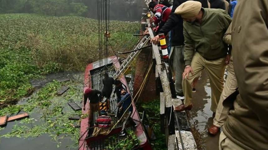 പഞ്ചാബിൽ ബസ് പാലത്തിൽ നിന്ന് മറിഞ്ഞ് അപകടം; എട്ട് മരണം, നിരവധി പേർക്ക് പരിക്ക്