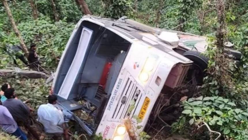 ഇടുക്കിയിൽ കെഎസ്ആർടിസി ബസ് കൊക്കയിലേക്ക് മറിഞ്ഞ് അപകടം; മൂന്ന് പേർ മരിച്ചു