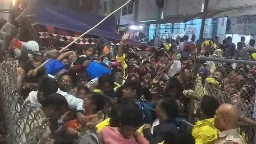 തിരുപ്പതി ക്ഷേത്രത്തിൽ തിക്കിലും തിരക്കിലുംപ്പെട്ട് 6 മരണം, നിരവധി പേർക്ക് പരിക്ക്