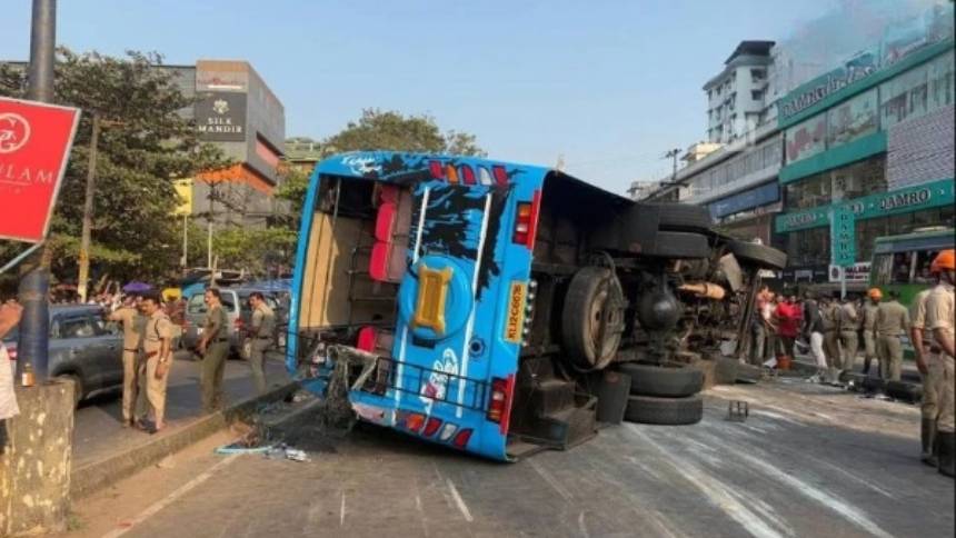 കോഴിക്കോട് ബസ് മറിഞ്ഞ് അപകടം; 50ലധികം പേർക്ക് പരിക്ക്