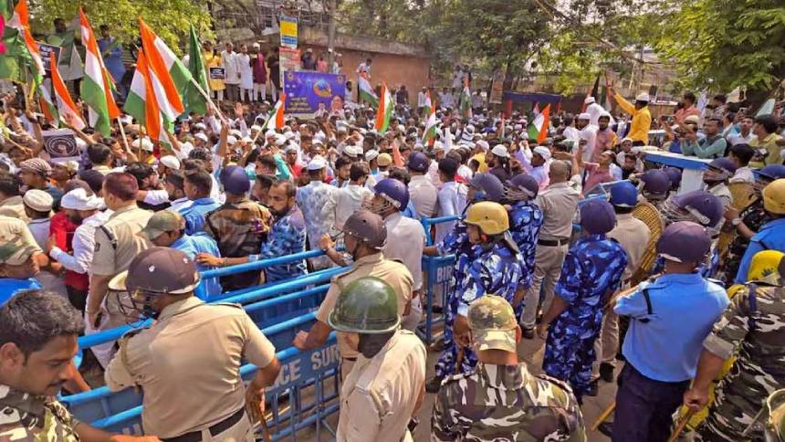 വഖഫ് നിയമത്തിനെതിരെ പ്രതിഷേധം; ബം​ഗാളിൽ സംഘർഷം, ട്രെയിനിനു നേരെ കല്ലേറ്