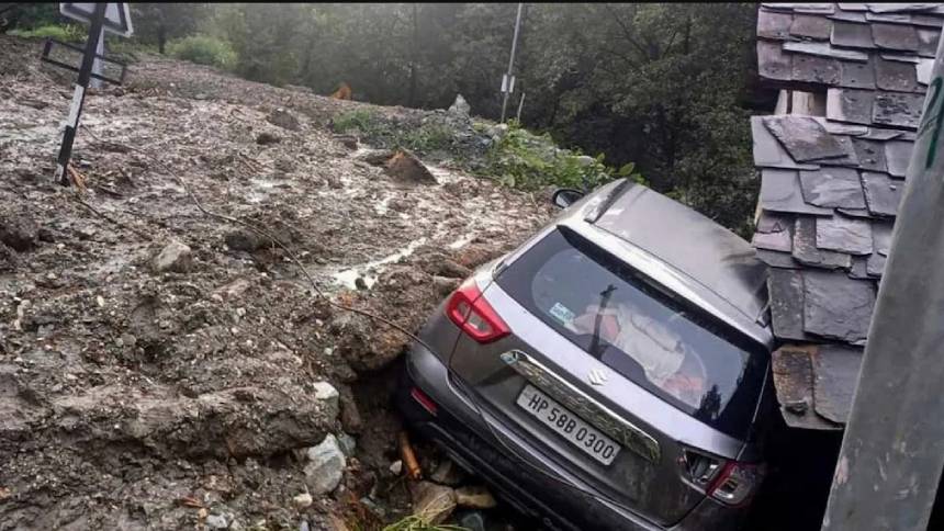 ഹിമാചൽ പ്രദേശിൽ മേഘവിസ്ഫോടനം; മൂന്ന് പേരെ കാണാനില്ല, വാഹനങ്ങൾ ഒലിച്ചുപോയി