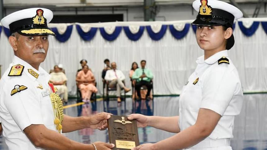 സബ് ലഫ്റ്റനന്റ് ആസ്ത പൂനിയ; ഇന്ത്യൻ നാവികസേനയിലെ ആദ്യ വനിതാ ഫൈറ്റർ പൈലറ്റ്