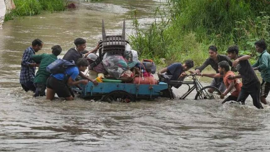 കനത്ത മഴയിൽ മുങ്ങി രാജ്യതലസ്ഥാനം; യമുന നദിയിൽ ജലനിരപ്പ് ഉയർന്നു